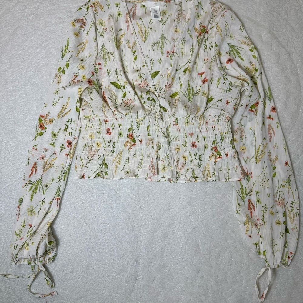 H&M SHORT V-NECK FLORAL BLOUSE - Picture 2 of 6